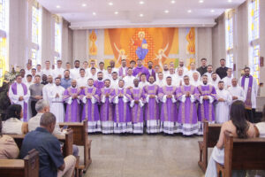 religiosos SCJ durante votos perpétuos e ordenação diaconal