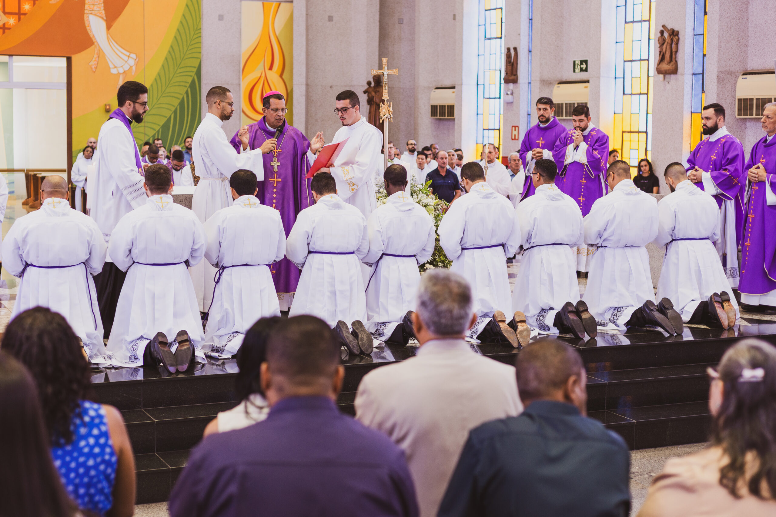 religiosos SCJ durante votos perpétuos e ordenação diaconal